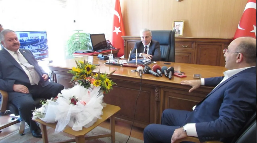 SDP Başkanı Sn. Ayhan Oğan ve beraberindeki heyet, Kayseri Valisi Sn. Süleyman Kamçı'yı ziyaret etti.